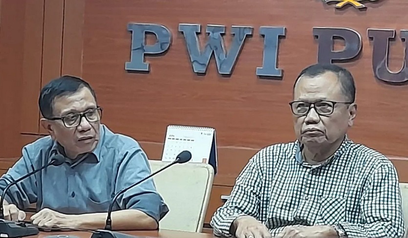 Ketua Umum PWI Hendry Ch Bangun (kiri), dan Ketua Dewan Kehormatan PWI Sasongko Tedjo seusai menghadiri Rapat Pleno yang dihadiri Pengurus PWI, Dewan Kehormatan, Dewan Penasehat dan Dewan Pakar.
