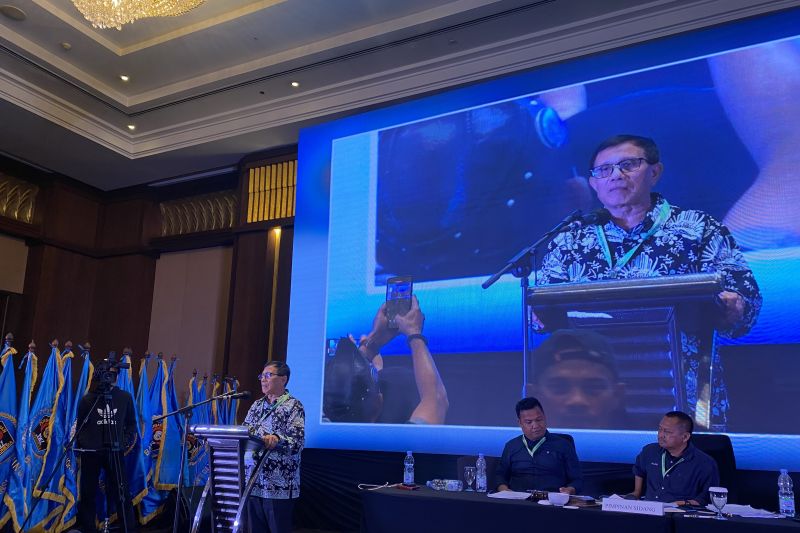 Ketua Umum PWI Pusat masa tugas 2023-2028 Hendry Ch Bangun saat memberikan sambutan setelah terpilih sebagai ketua umum pada Kongres XXV PWI di Bandung, Jawa Barat (27/9/2023). ANTARA/Rubby Jovan.