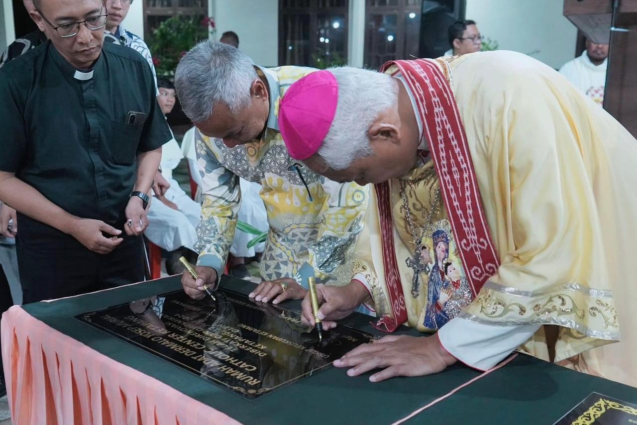 RESMIKAN: Bupati Ketapang, Martin Rantan menandatangani prasasti Rumah Adat Dermalo Yosep Munrial dan Gedung Penginapan Petrus Josep Denggol, Sabtu (13/7) lalu.