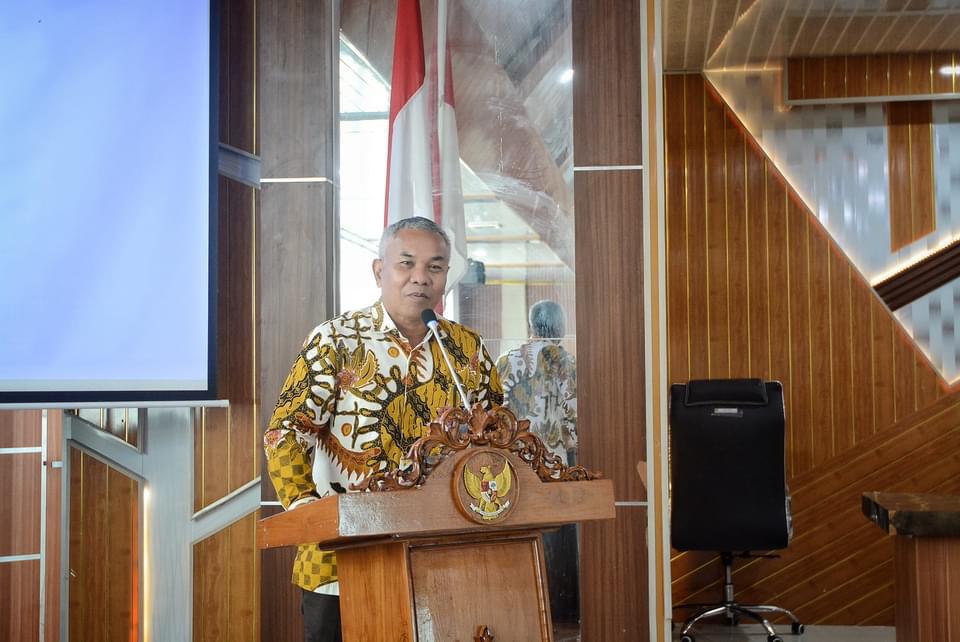 ARAHAN: Bupati Ketapang, Martin Rantan memberikan arahan saat memimpin rapat bersama perusahaan, Sabtu (13/7).