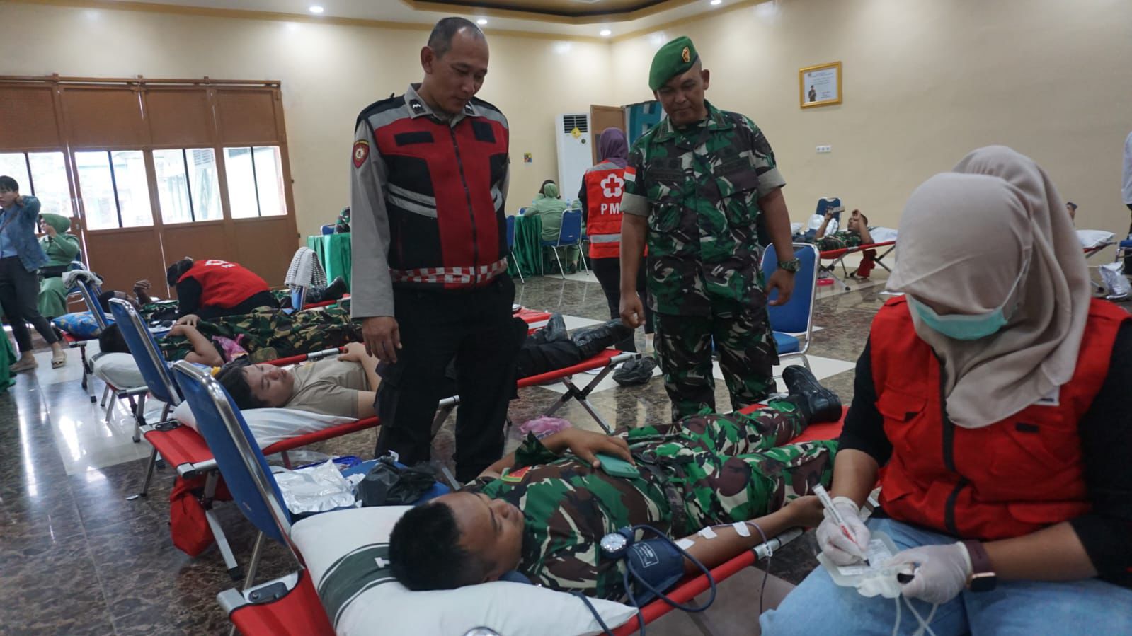 BAKTI SOSIAL: Donor darah yang diadakan Kodim Putussibau dalam memperingati HUT Kodam.