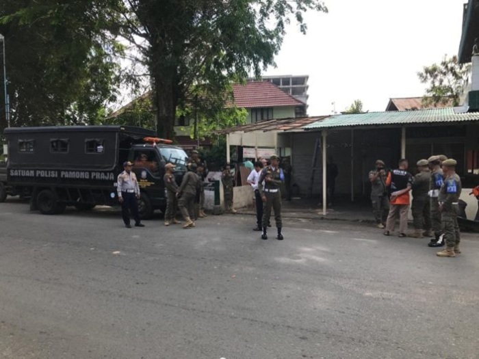 PENERTIBAN: Petugas Gabungan Satpol PP, Dishub, dan BPKAD Singkawang melakukan penertiban aset Pemkot Singkawang di lokasi berdirinya Rumah Makan One di Jalan Kurau, kemarin.