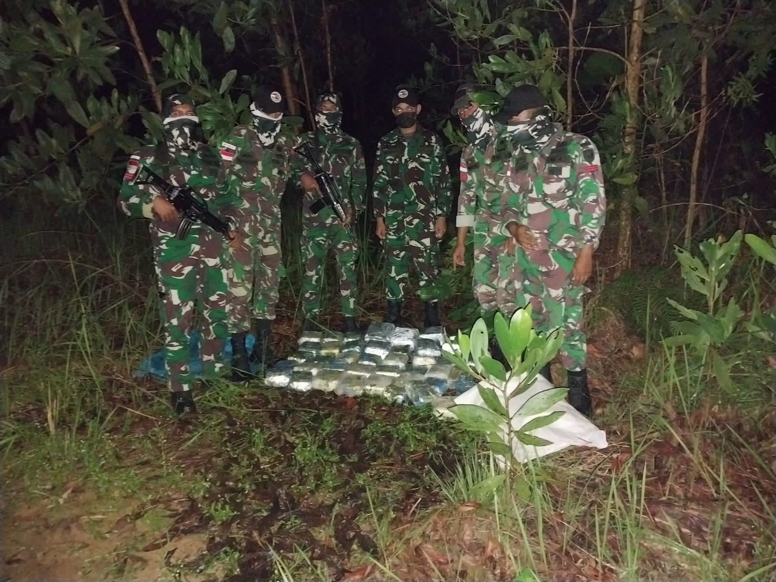 Barang bukti 35 kilogram sabu yang penyelundupannya digagalkan Satgas Yonkav 12/BC Pos Gabma Temajuk, Sabtu (13/7) lalu.