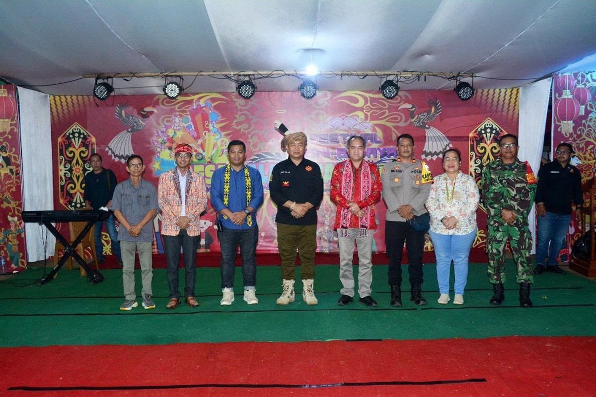 APRESIASI: Sekda Ketapang, Alexander Wilyo, menghadiri dan menutup festival seni budaya di Balai Pinang, Simpang Hulu.