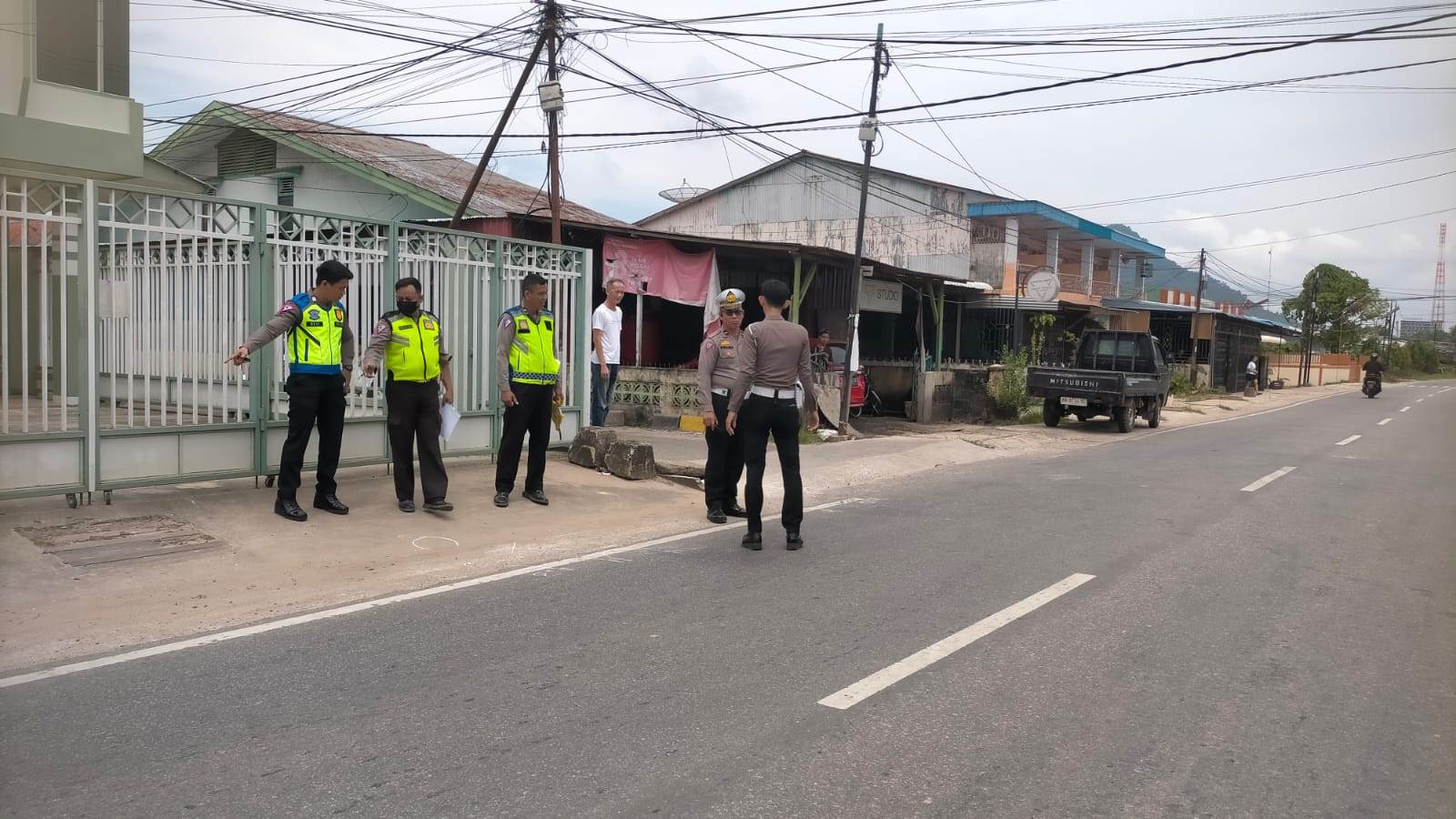 OLAH TKP: Satlantas Polres Singkawang melakukan olah TKP Laka Lantas di perempatan Gang Cimahi Jalan Tani, Kelurahan Kuala, Kecamatan Singkawang Barat, Rabu (17/7) siang.