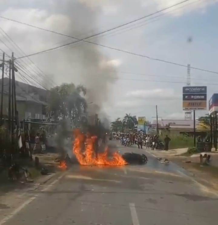 LAKALANTAS: Kejadian tabrakan motor vs motor yang terjadi di Jalan Tani, Kelurahan Pasiran, Kecamatan Singkawang Barat, Selasa (16/7) siang menyebabkan kebakaran hebat.