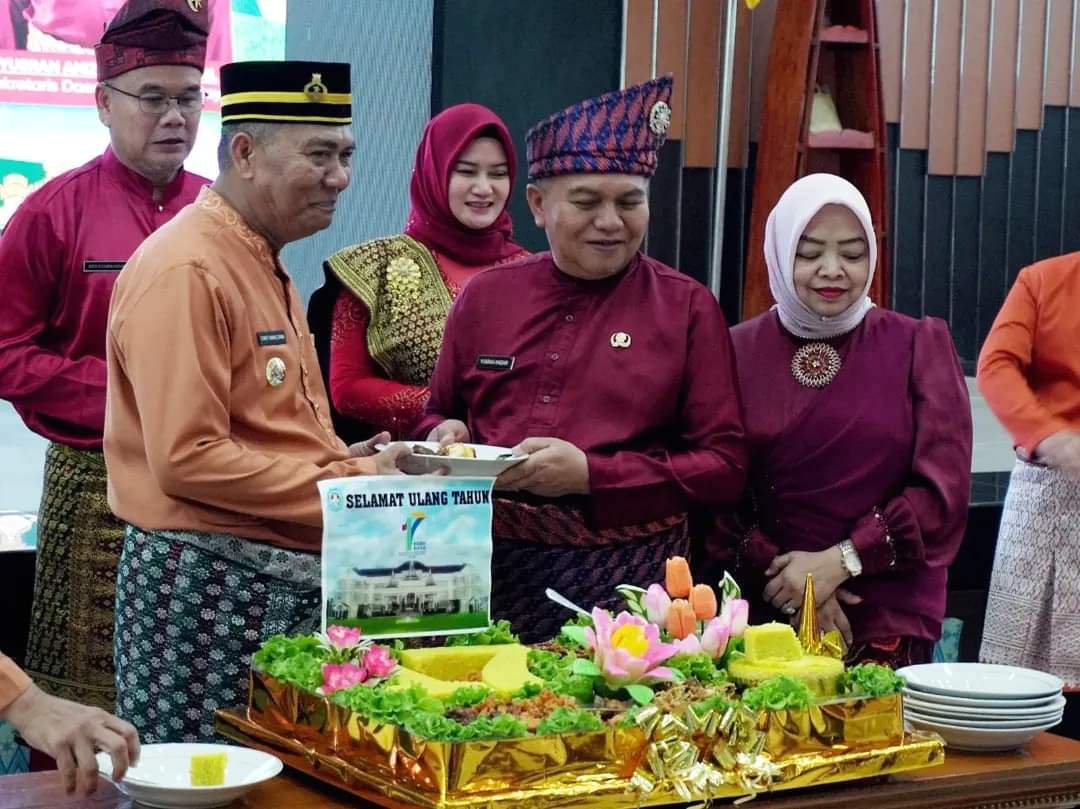 ULANG TAHUN: Pj Bupati Kubu Raya, Syarif Kamaruzaman menyerahlan tumpeng kepada Sekda KKR Yusran Anizam dalam Peringatan HUT ke-17 Kabupaten Kubu Raya, Rabu (17/7).