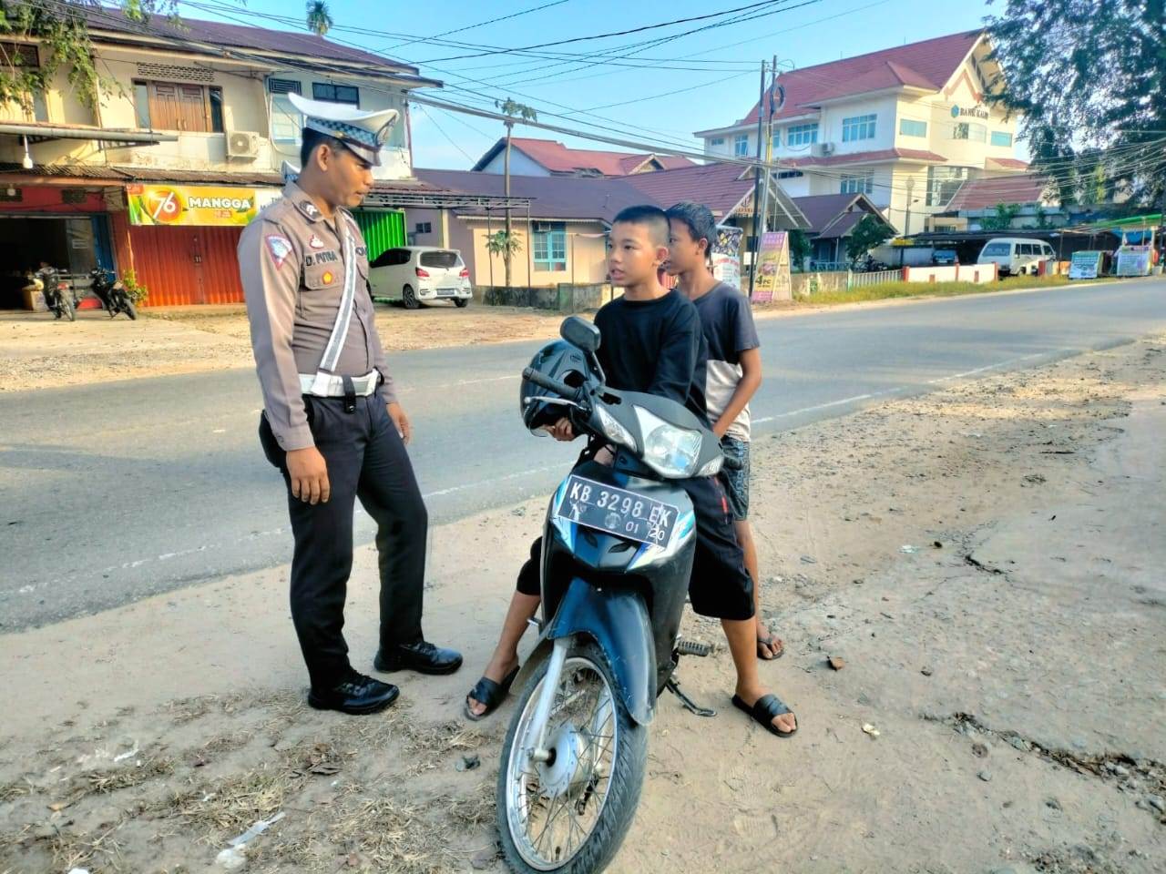 OPERASI PATUH: Anak kecil terjaring razia yang digelar Petugas Sat Lantas Polres Landak dalam rangka Operasi Patuh Kapuas di wilayah hukum Polres Landak. (Istimewa)