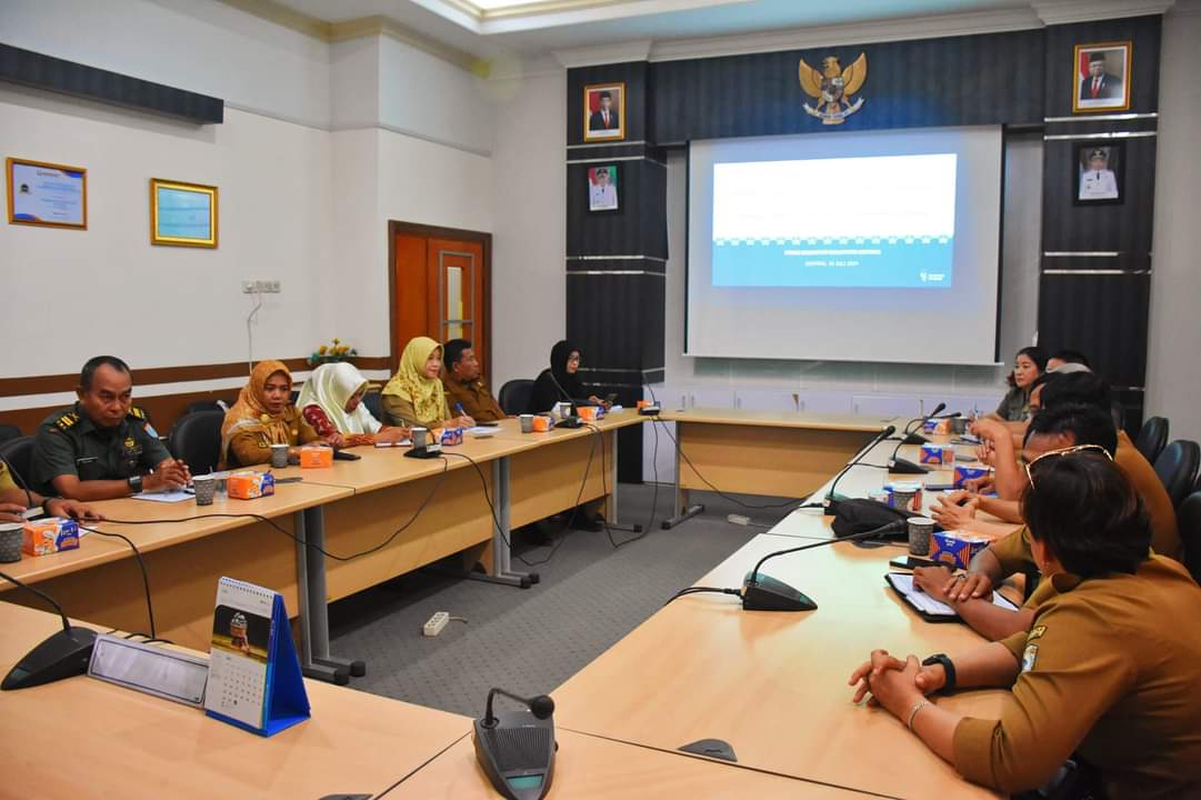 RAPAT : Pemerintah Kabupaten Sintang menggelar Rapat Persiapan Launching Pekan Imunisasi Nasional (PIN), di Ruang Rapat Sekda Kantor Bupati Sintang.