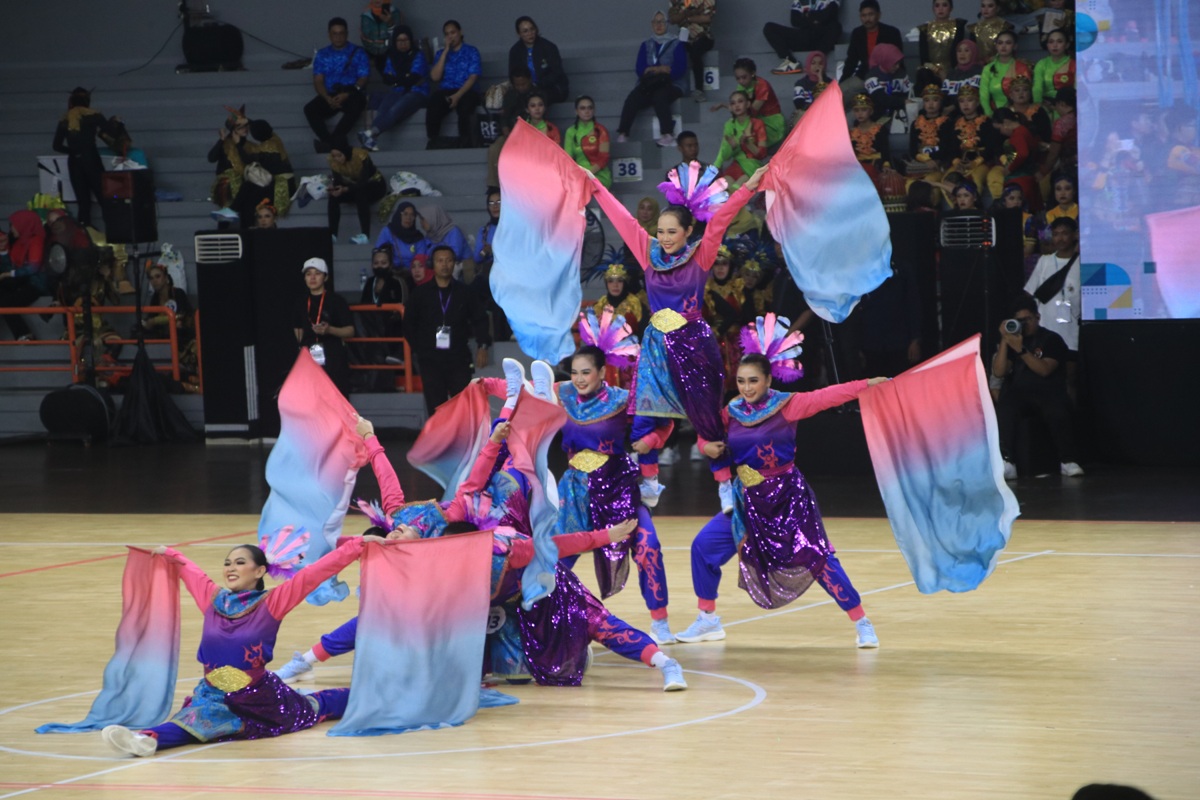 Tim atlet senam Perwosi Kalbar saat tampil pada Lomba Senam Kreasi Piala Ibu Negara 2024 di GOR Soemantri Brodjonegoro, Jakarta, Rabu (17/7).