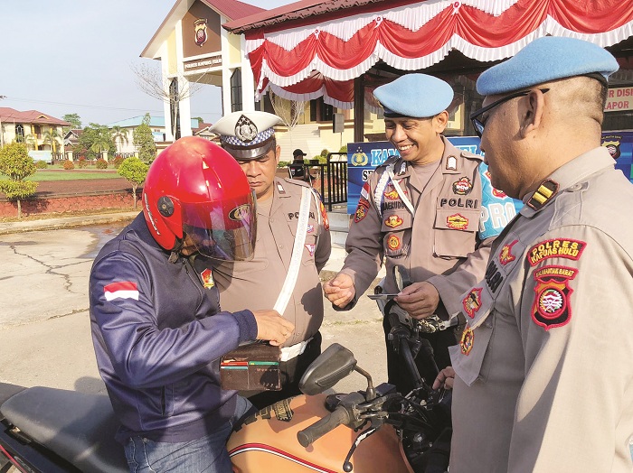 PENERTIBAN : Propam Polres Kapuas Hulu saat melakukan operasi penegakkan dan penertiban kepada anggota polisi.