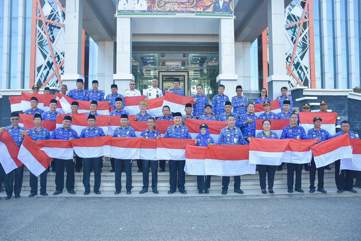 SERAHKAN MERAH PUTIH : Sekda Ketapang, Alexander Wilyo, menyerahkan Bendera Merah Putih usai memimpin apel, Rabu (17/7).