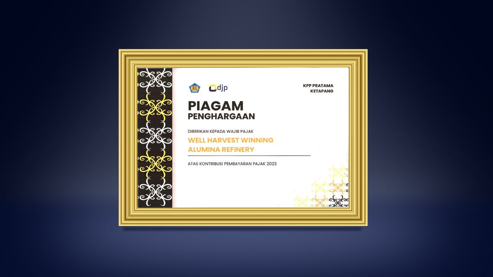 PENGHARGAAN: Penghargaan yang diberikan KPP Pratama Ketapang atas kontribusi pajak PT WHW.