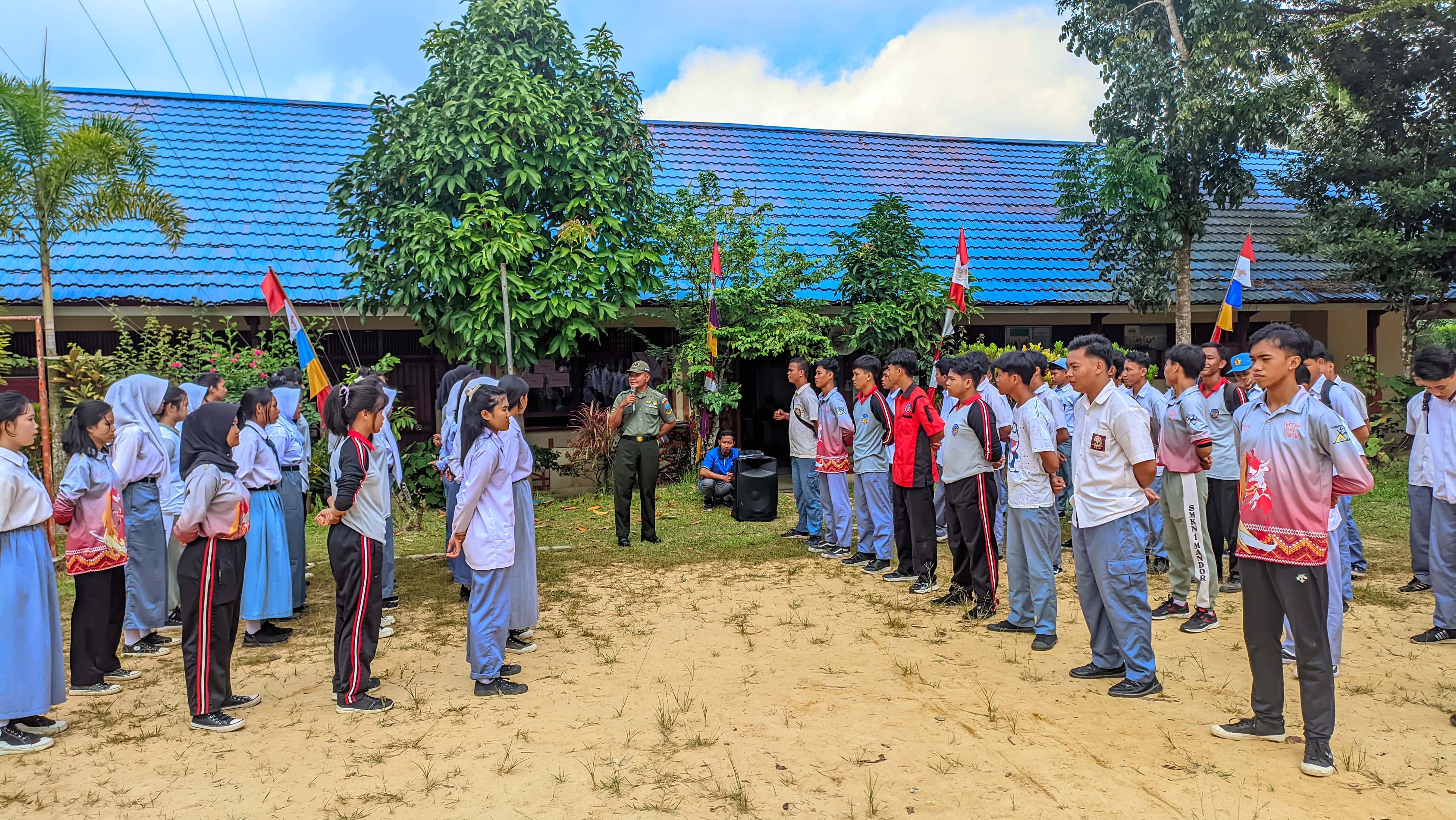SELEKSI PASKIBRAKA: Anggota Koramil 1210-03/Mandor saat memandu seleksi Paskibraka di SMK 1 Mandor.