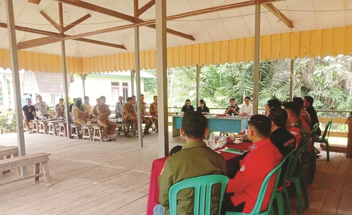 PATROLI : Tim gabungan melakukan patroli terpadu dalam rangka Pencegahan Kebakaran Hutan dan Lahan di Desa Pudau Bersatu, Kecamatan Tempunak.