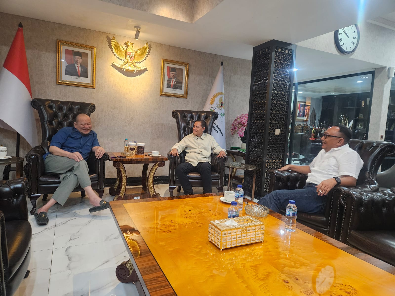 Ketua Paguyuban TUKS dan Tersus Kalbar S Widodo bersama Sultan Pontianak Syarif Melvin Alkadrie mengunjungi kediaman Ketua DPD RI AA La Nyalla Mahmud Mattalitti belum lama ini.
