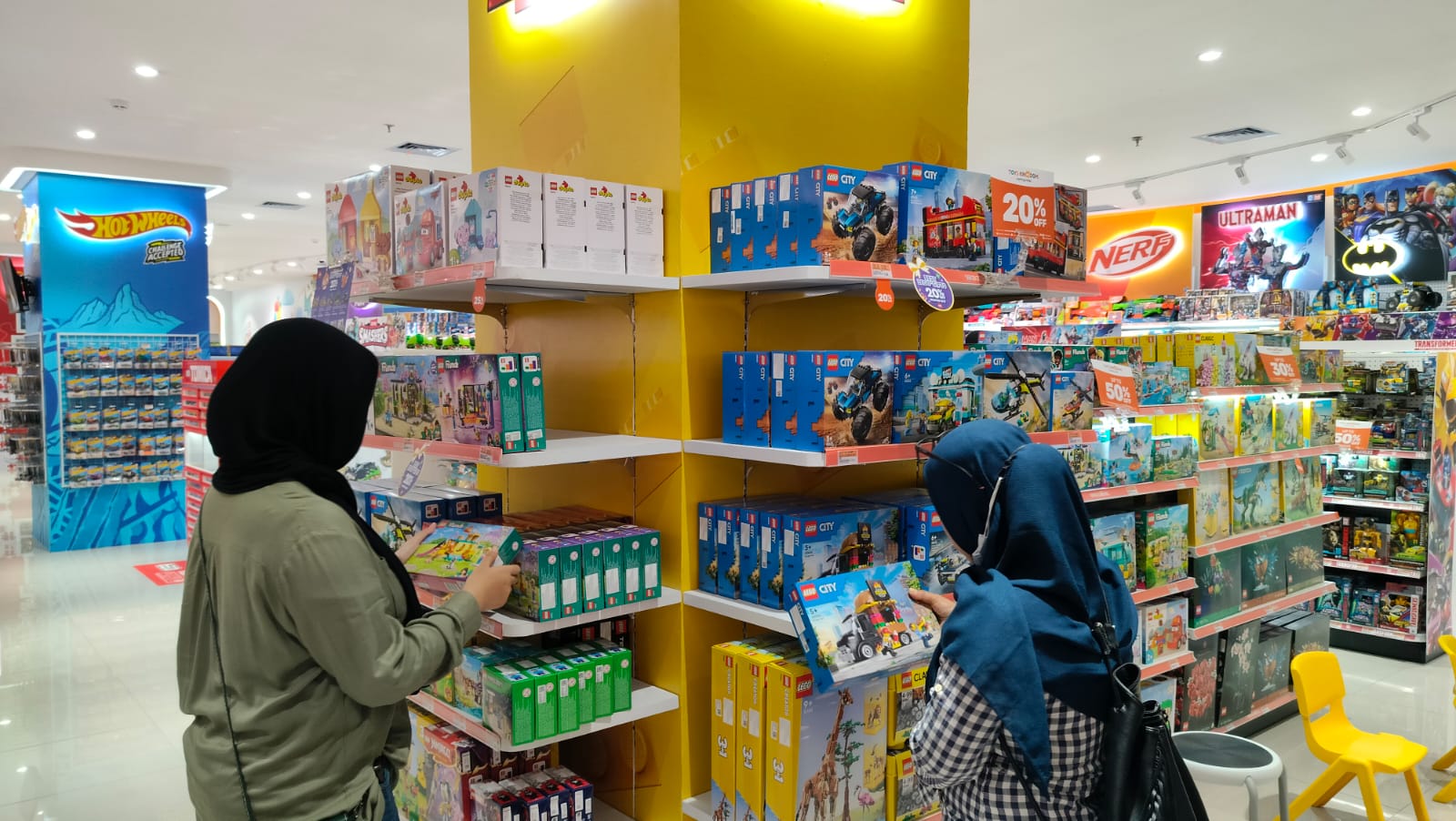 Para pengunjung sedang memilih Maianan di Toko Toys Kingdom di Gaia Bumi Raya City, Kubu Raya.