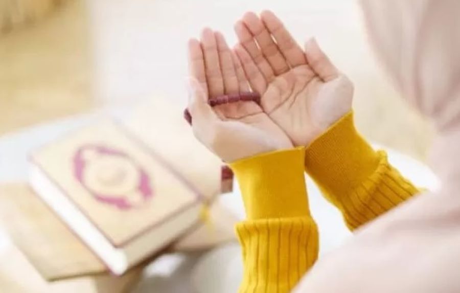 Ilustrasi membaca wirid setelah sholat fardhu. (iStockphoto/golfphoto)
