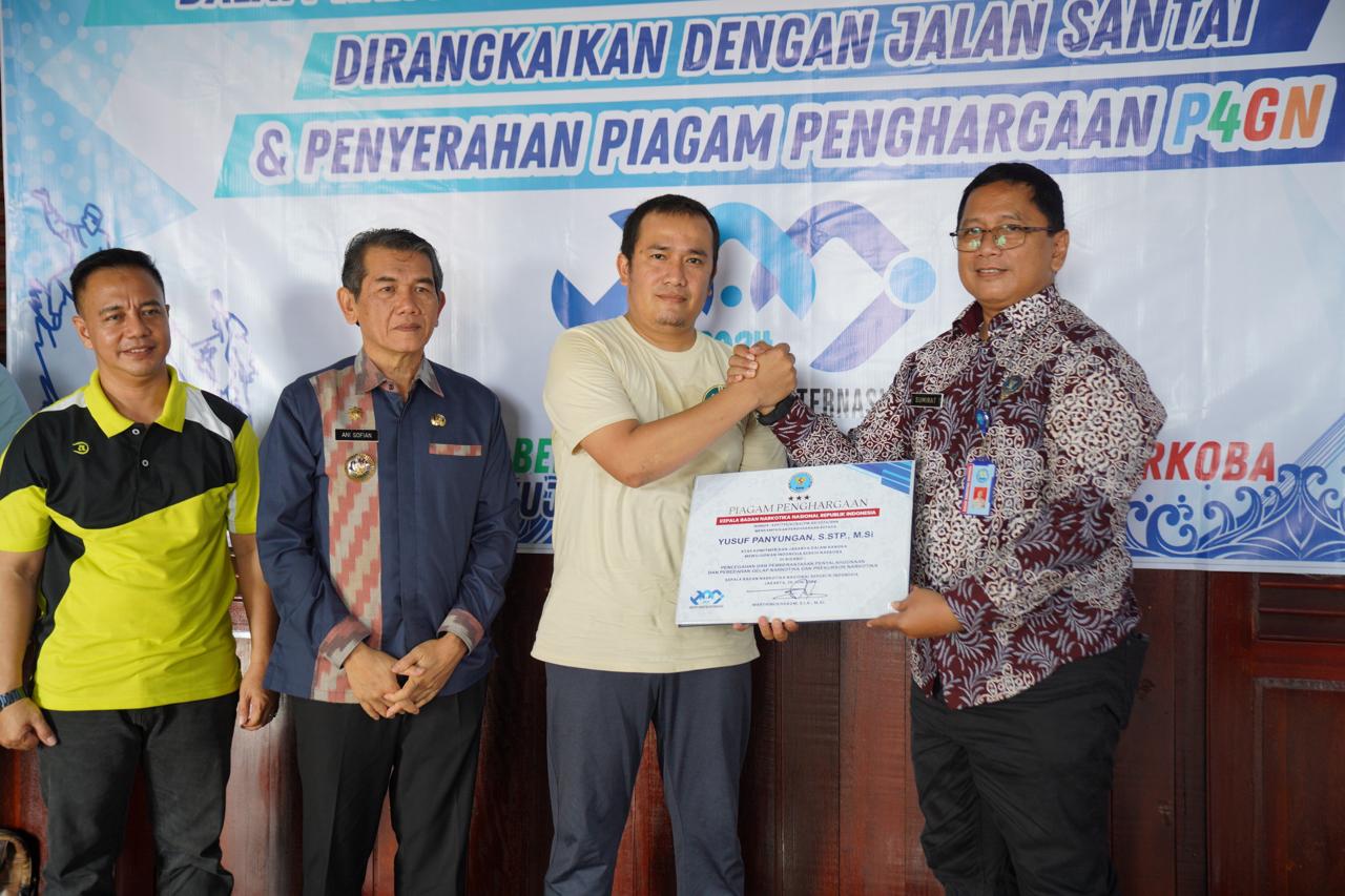 Kepala BNN Provinsi Kalbar Brigjen Pol&nbsp; Sumirat Dwiyanto menyerahkan piagam penghargaan kepada Lurah Bansir Laut Yusuf Panyungan atas komitmennya di bidang P4GN.