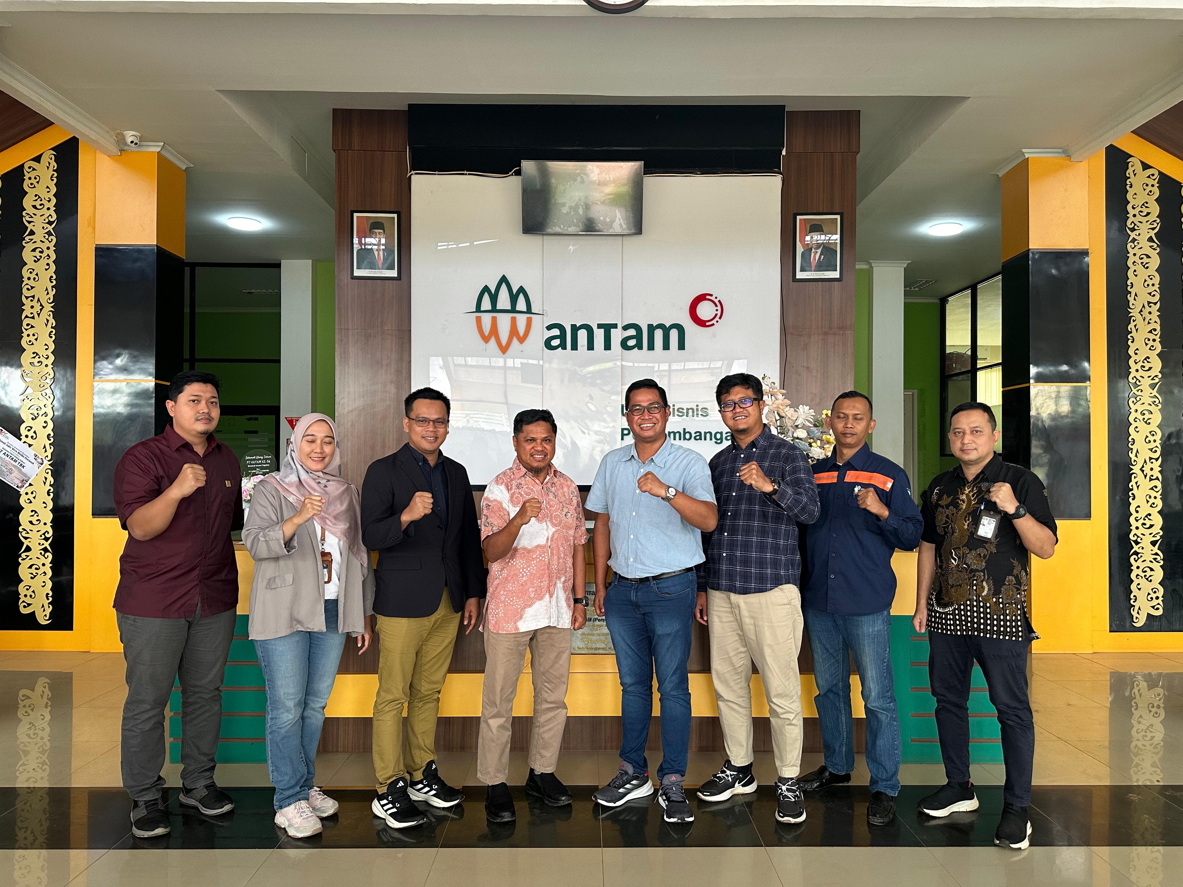Foto bersama antara Manajemen PT Antam Tbk, Tayan dengan Manajemen PLN UP3 Sanggau  dan Tim Account Executive (18/07).