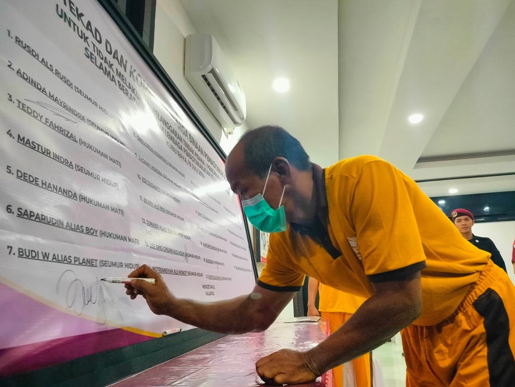 Sejumlah Warga Binaan Pemasyarakatan (WBP) membacakan ikrar serta menandatangani&nbsp; komitmen untuk tidak melakukan tindak pidana atau peredaran gelap narkoba di lingkungan Lapas, Jumat (19/7).