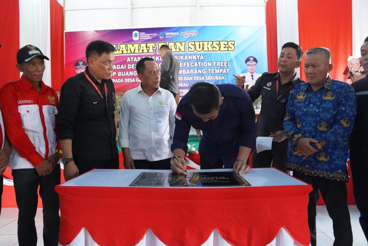 ODF: Bupati Kapuas Hulu menghadiri kegiatan deklarasi setop buang air besar sembarangan di Kecamatan Selimbau, Rabu (17/7).