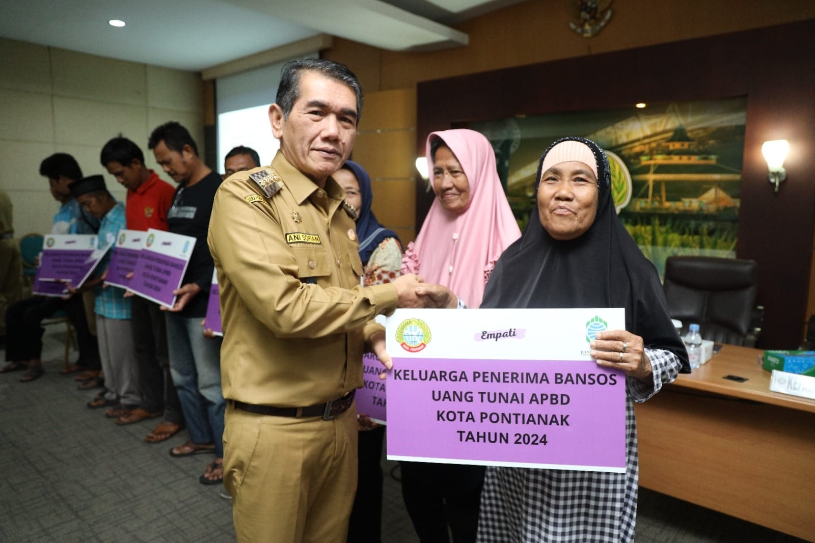 Berbagai program dari Pemerintah Kota Pontianak dalam mengentaskan kemiskinan di Kota Pontianak.