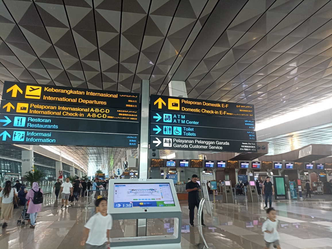 Pelayanan di Bandara Internasional Soekarno-Hatta sempat terkena dampak akibat lumpuhnya sistem cloud Microsoft.