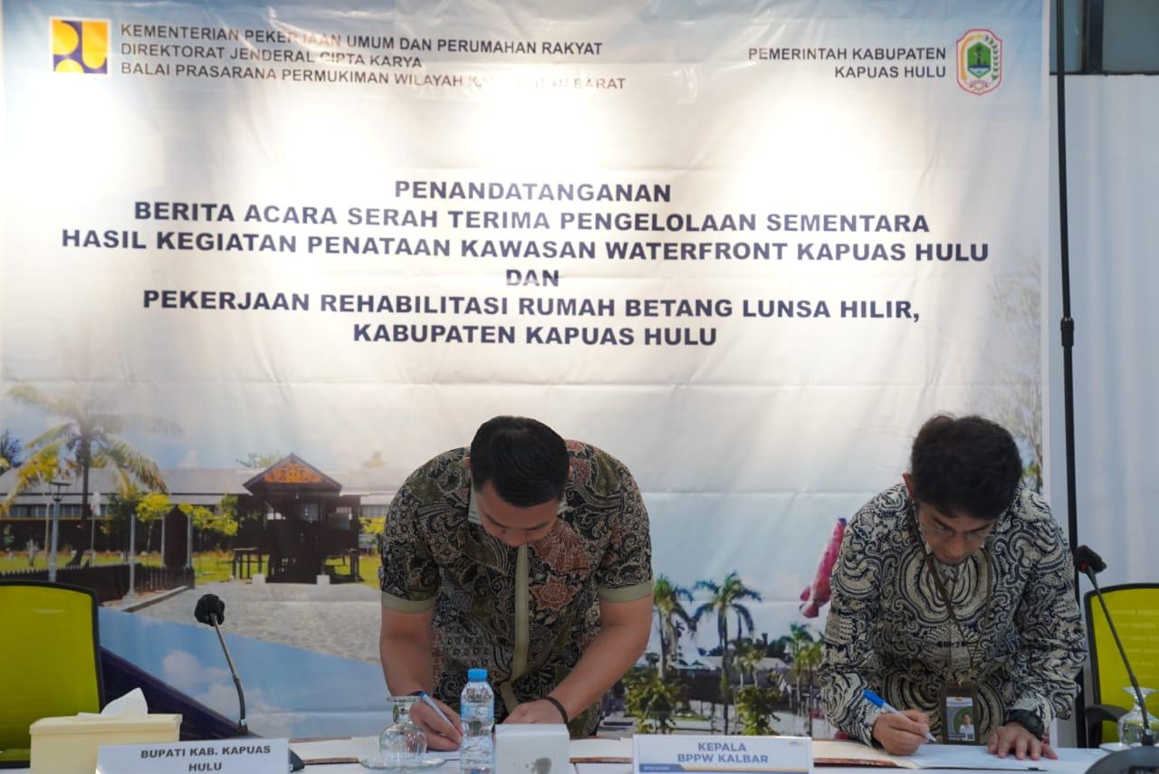 PENANDATANGANAN : Balai Prasarana Permukiman Wilayah Kalimantan Barat Kementrian PUPR bersama Bupati menandatangani berita acara serah terima pengelolaan sementara hasil kegiatan Penataan.