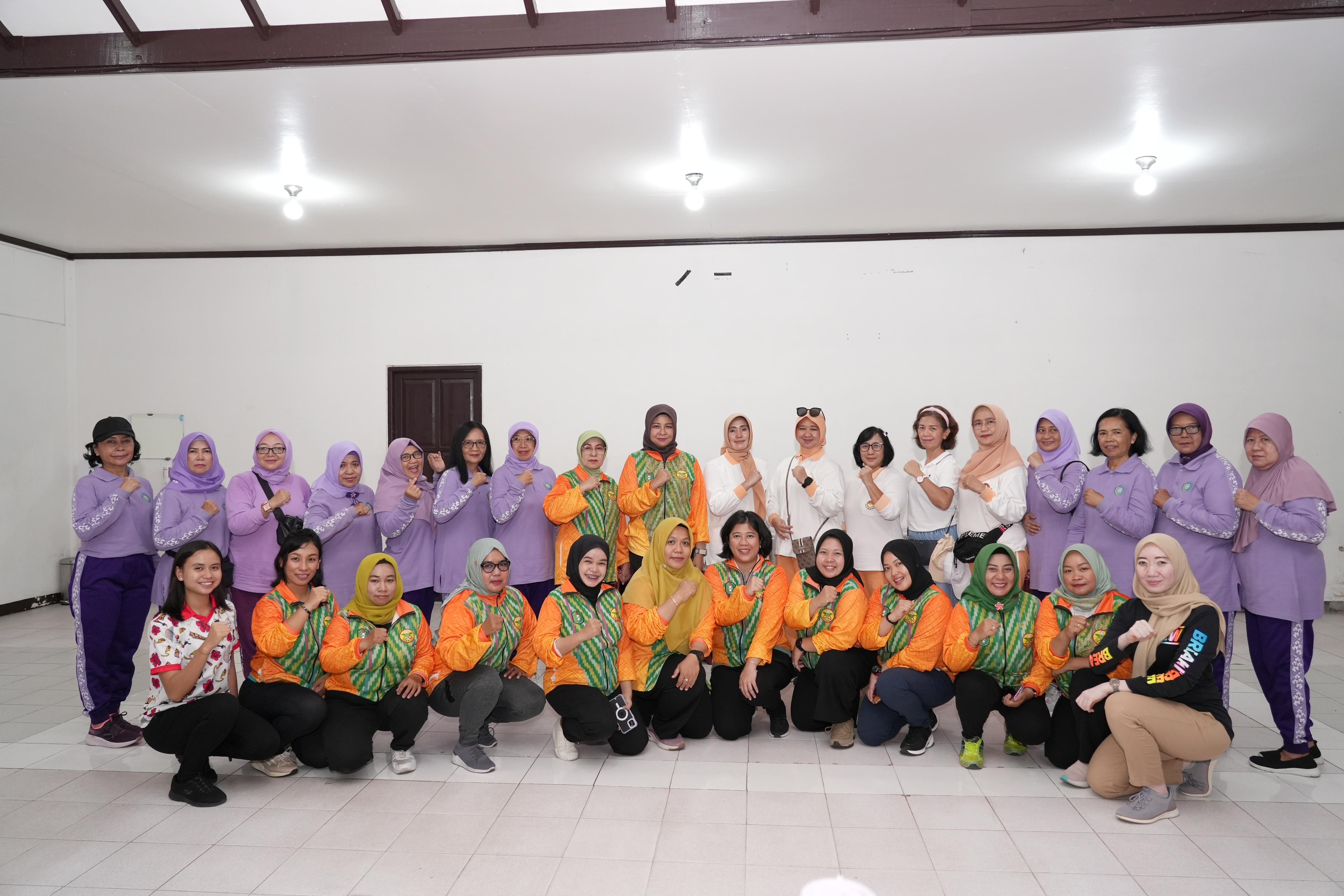 Ketua Perwosi Kalbar Windy Prihastari foto bersama usai kegiatan Bincang Pagi Perwosi bersama Organisasi Wanita, Jumat (19/7).