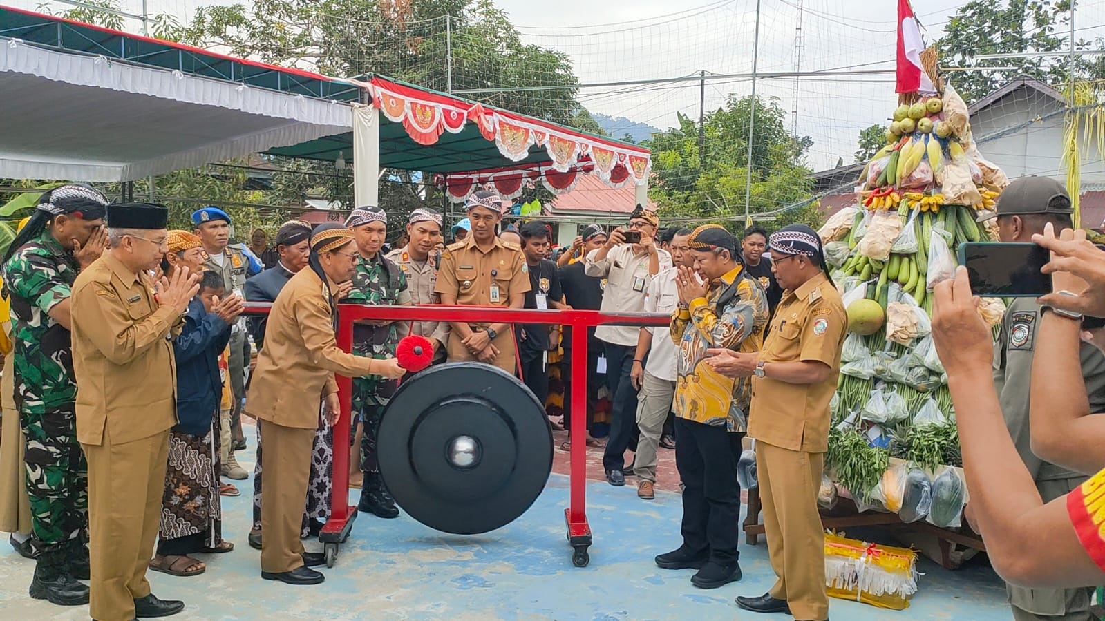 RITUAL: Pj Bupati Ismail memukul gong menandai dimulainya ritual adat sedekah bumi.
