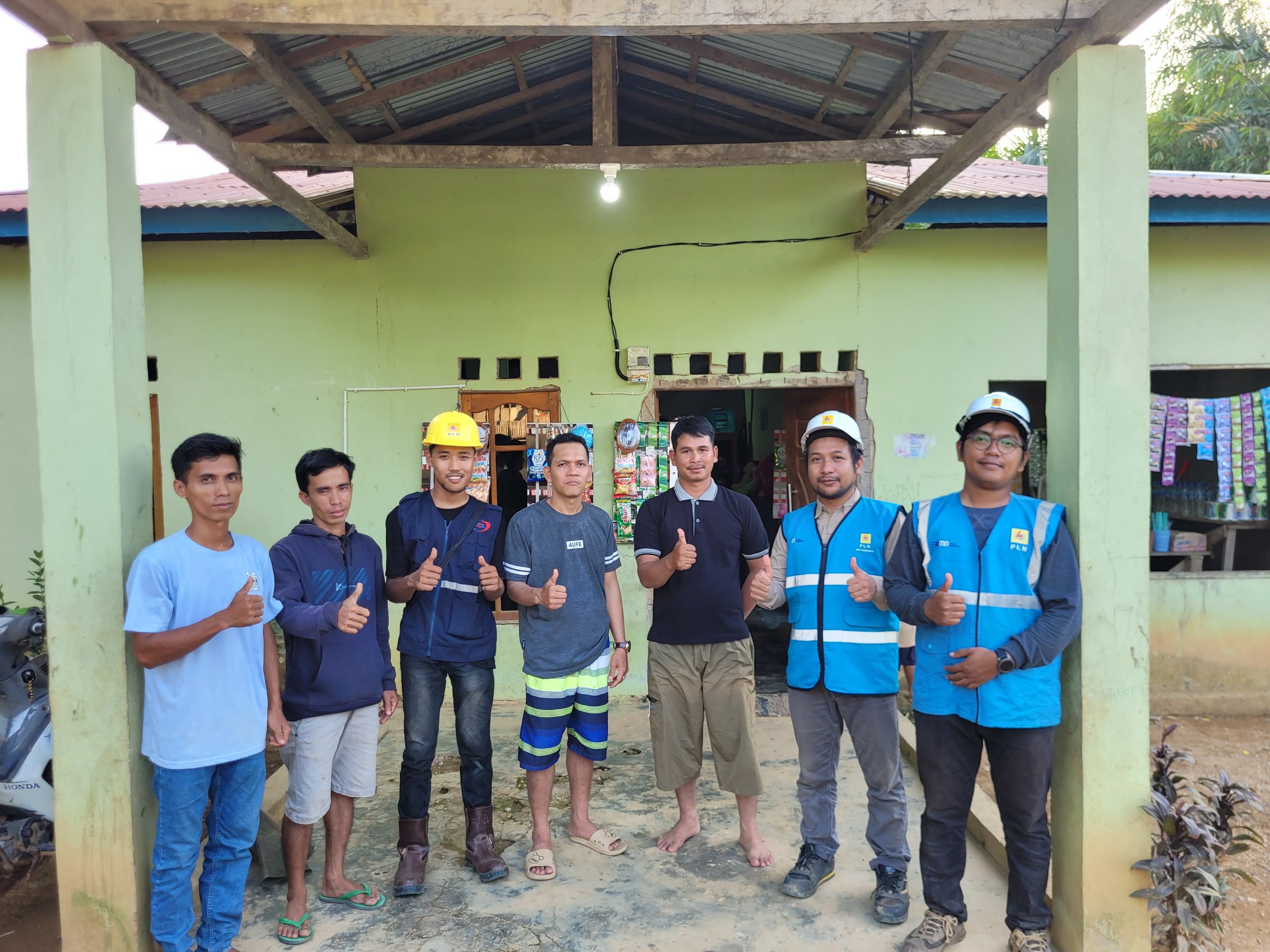 Foto bersama Pegawai PLN dengan warga Desa Beluh Mulyo yang sudah bisa menikmati listrik 24 jam (20/7).