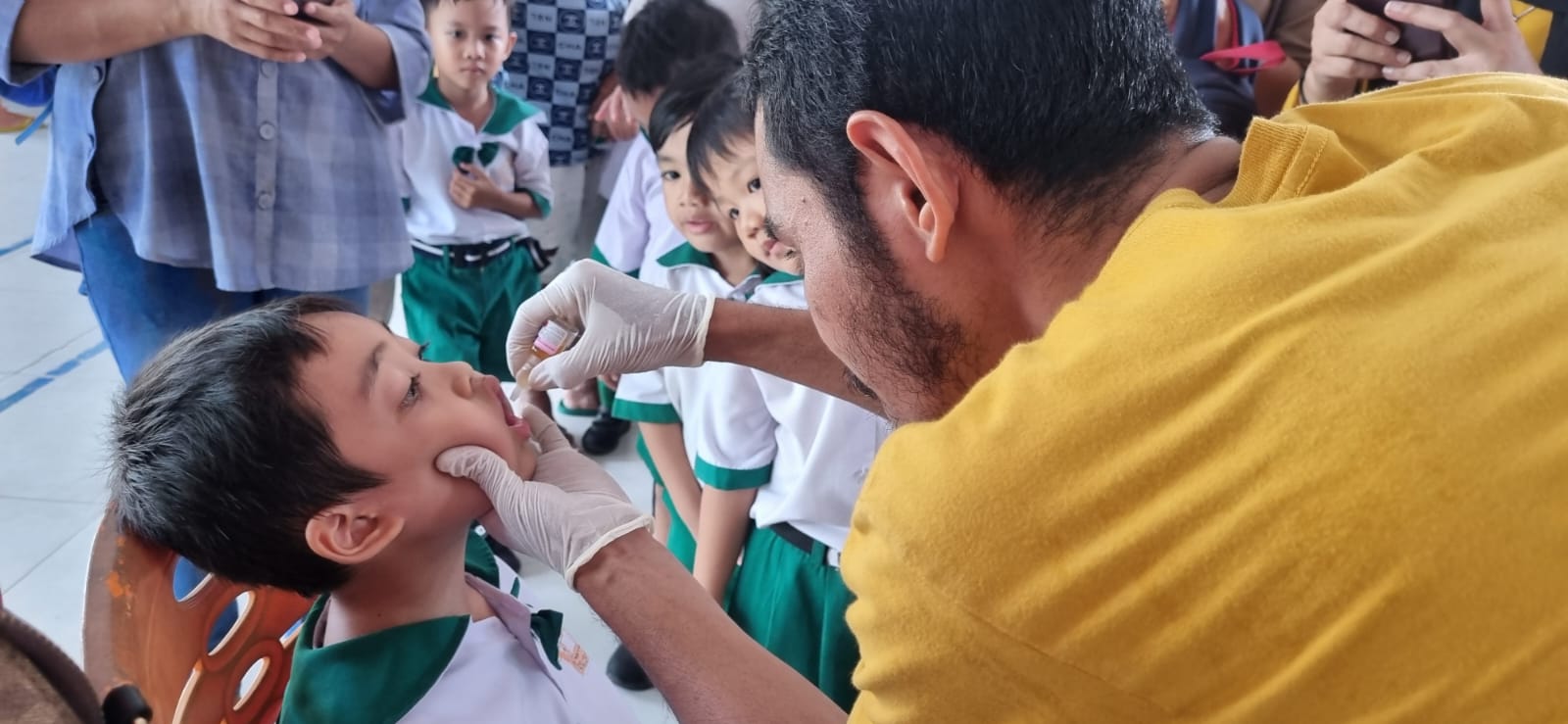 POLIO: Vaksinasi Polio bagi anak-anak di Sanggau, Selasa (23/7)