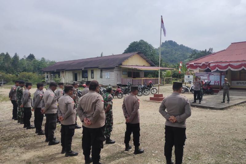 APEL GABUNGAN: Polsek Embaloh Hulu menggelar apel gabungan dalam rangka mengantisipasi kebakaran hutan dan lahan di daerah perbatasan Indonesia dan Malaysia, wilayah Kabupaten Kapuas Hulu.
