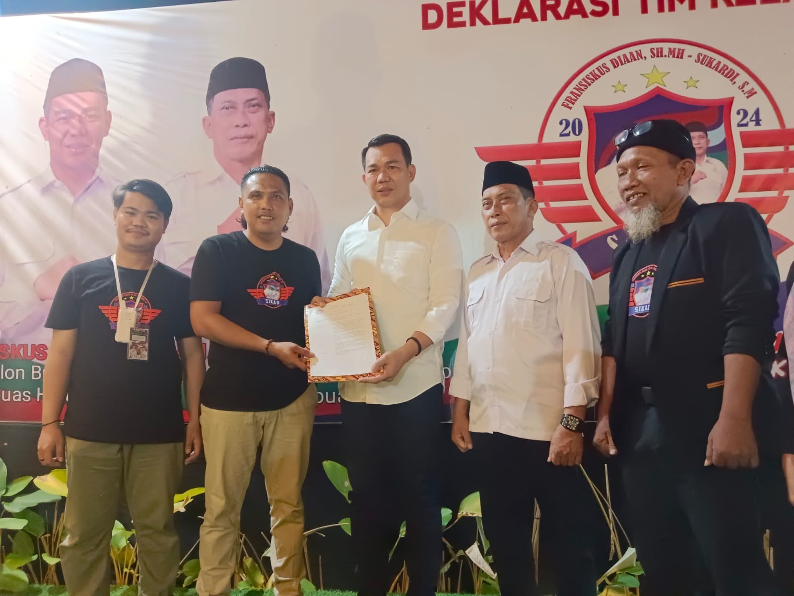 RELAWAN: Balon Bupati Kapuas Hulu Fransiskus Diaan saat menyerahkan SK Tim Relawan SIKAD.
