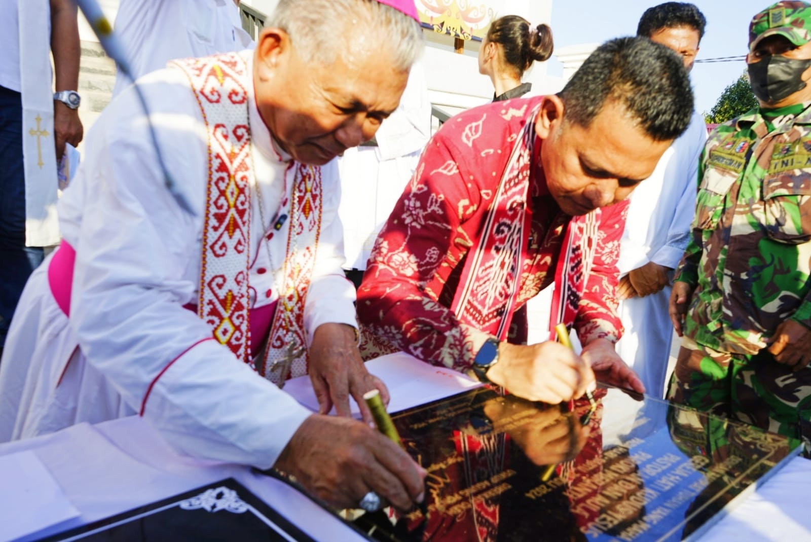 RESMIKAN: Gutmen Nainggolan Bersama Uskup Agung Pontianak Mgr. Agustinus Agus meresmikan Gereja Hati Kudus Yesus.