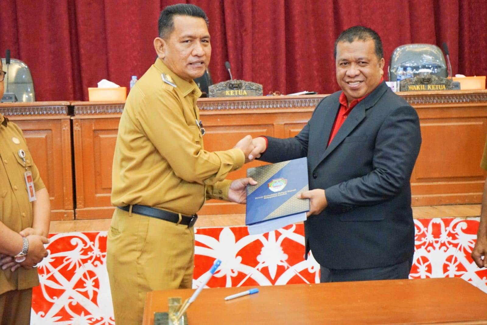 SIDANG PARIPURNA: Pj Bupati Landak Gutmen Nainggolan saat menyampaikan rancangan KUA dan PPAS APBD Kabupaten Landak ke DPRD Kabupaten Landak dalam sidang paripurna.