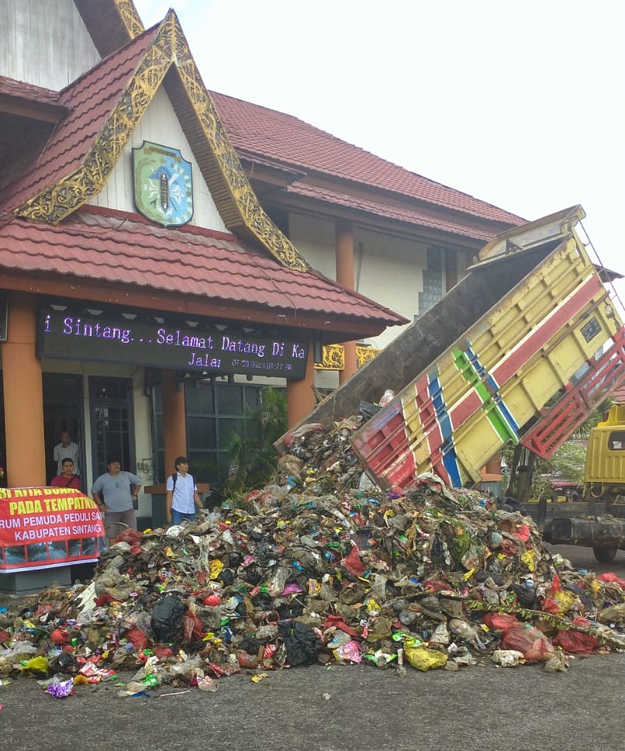 Warga melakukan aksi protes dengan membuang sampah di Kantor Bupati Sintang dan Kantor DPRD Kabupaten Sintang, Selasa (23/7).