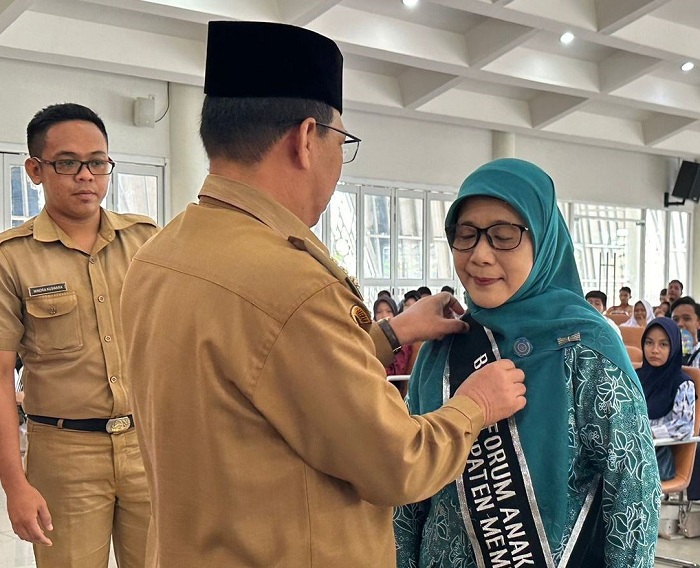 LANTIK : Pj Bupati Ismail saat melantik Bunda Forum Anak Daerah Kabupaten Mempawah.