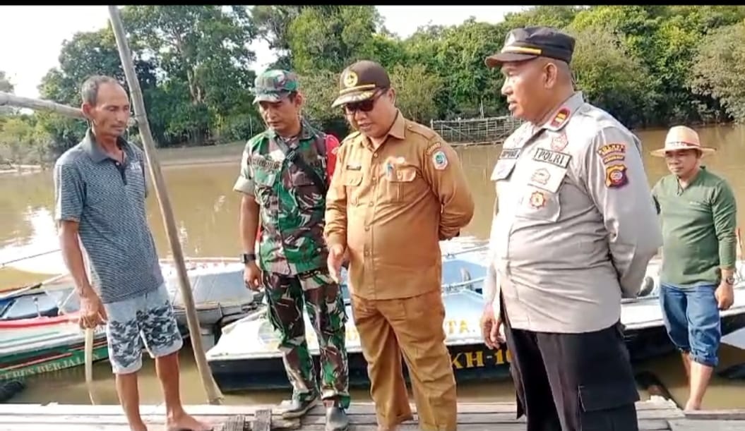 CEK : Forum Komunikasi Pimpinan Kecamatan (Forkopimcam) Suhaid, melakukan pengecekan langsung terhadap ikan toman warga setempat yang mati beberapa hari lalu.