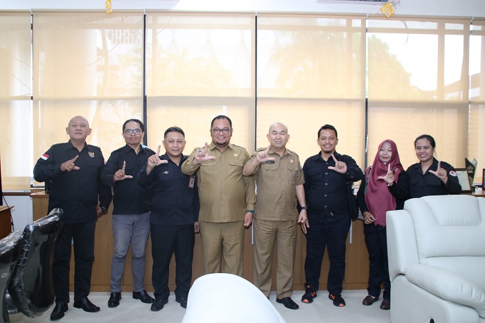 KPID: Pj Sekda Kalbar Mohammad Bari bersama Ketua dan jajaran KPID Kalbar usai audiensi di Kantor Gubernur, Senin (22/7).