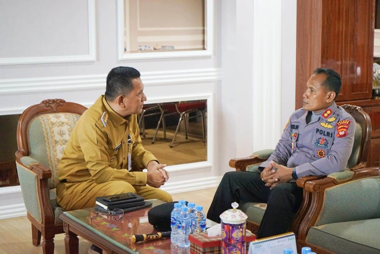 KUNJUNGAN: Pj. Bupati Landak Gutmen Nainggolan saat menerima kunjungan Kapolres Landak AKBP Siswo Dwi Nugroho.