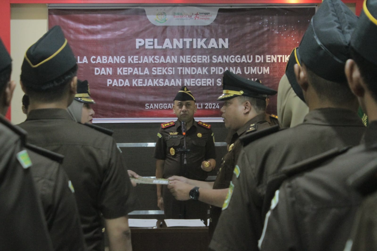 Kejari Sanggau saat melaksanakan serah terima jabatan (Sertijab).