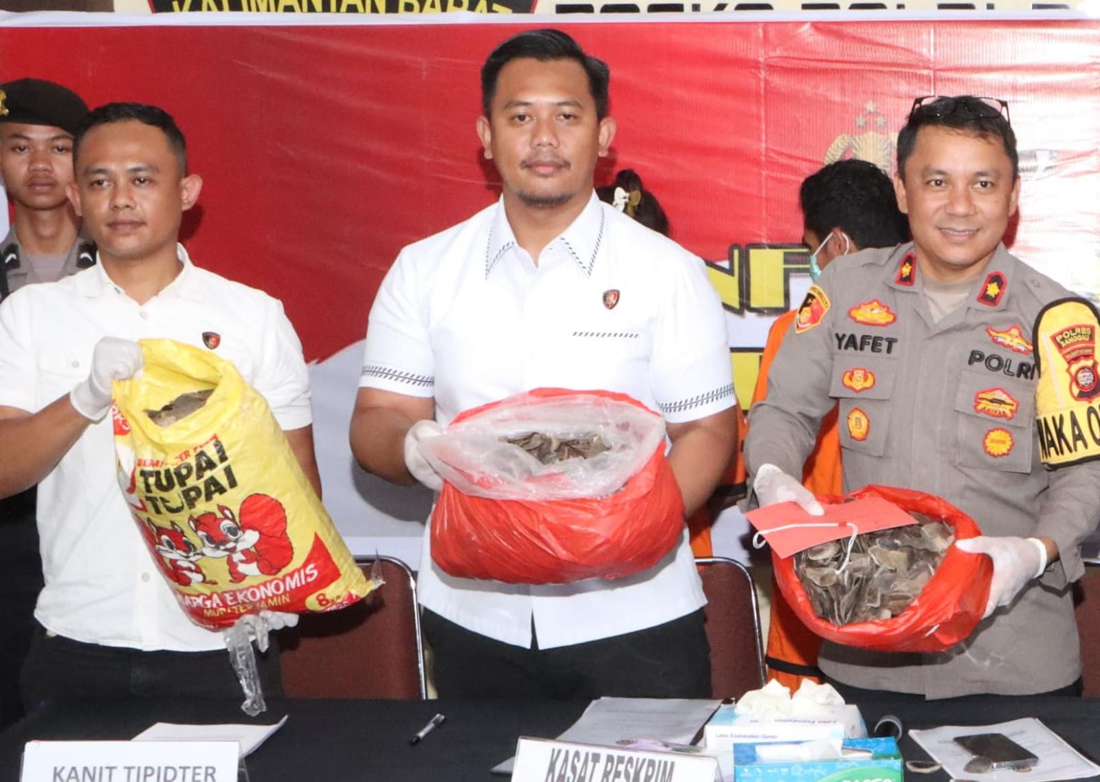 Kasat Reskrim Polres Sanggau saat jumpa pers pengungkapan kasus perniagaan sisik trenggiling di Kabupaten Sanggau