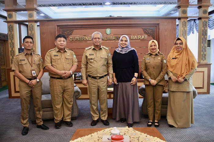 BERSAMA: Harisson berfoto bersama usai menerima audiensi Dosen IPDN Kampus Kalbar Selvi Diana Meilinda di ruang Kerja Gubernur, Senin (22/7).