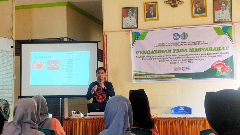 Tim PKM dari Program Studi Diluar Kampus Utama Politeknik Negeri Pontianak (PSDKU Polnep) saat memberikan pelatihan bagi ibu rumah tangga di Kelurahan Beringin.