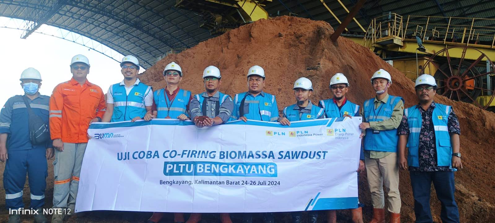 UJI COBA: PLN Energi Primer Indonesia melakukan uji bakar teknologi substitusi batu bara (co-firing) biomassa serbuk gergaji (sawdust) PLN Indonesia Power UBP Singkawang PLTU Bengkayang.