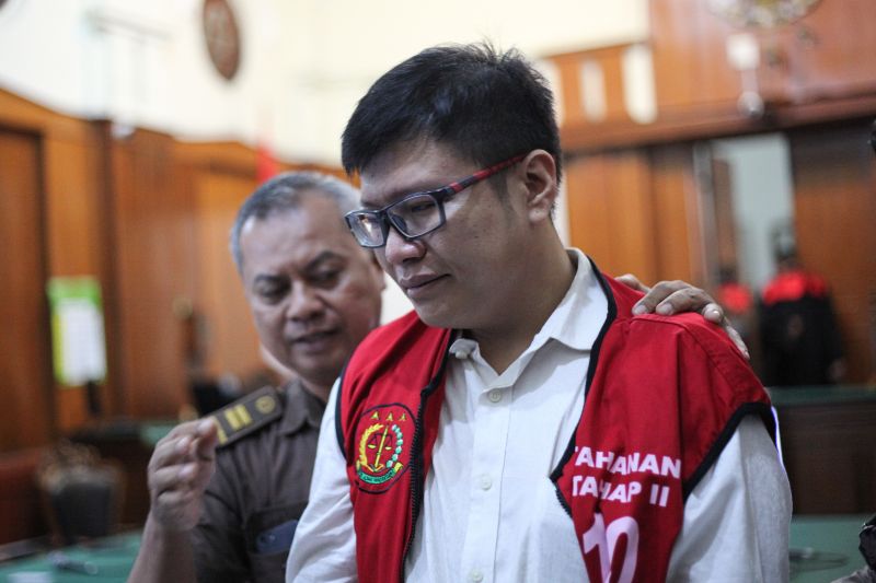 Gregorius Ronald Tannur (kanan) usai menjalani sidang dengan agenda pembacaan putusan atau vonis di Pengadilan Negeri Surabaya, Surabaya, Jawa Timur, Rabu (24/7).