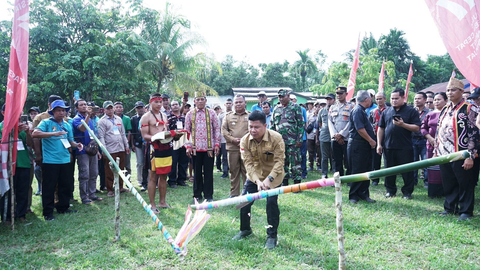 RESMIKAN: Bupati Sambas, Satono saat membuka pertemuan Bapak-bapak Katolik (Bapakat) se-Paroki Sambas di Lapangan Bola Tapang, Kecamatan Sajingan Besar.
