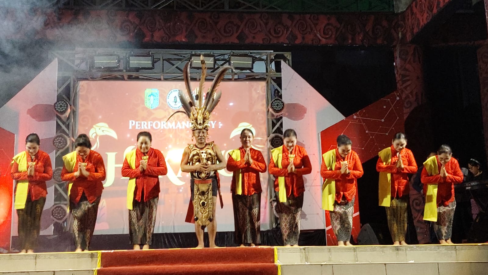 TAMPIL : Pakomoant Keluarga Samang Layo atau Hikayo Kabupaten Sintang menampilkan Kesenian Jonggan pada malam pertama pelaksanaan PGD Sintang Tahun 2024.&nbsp;